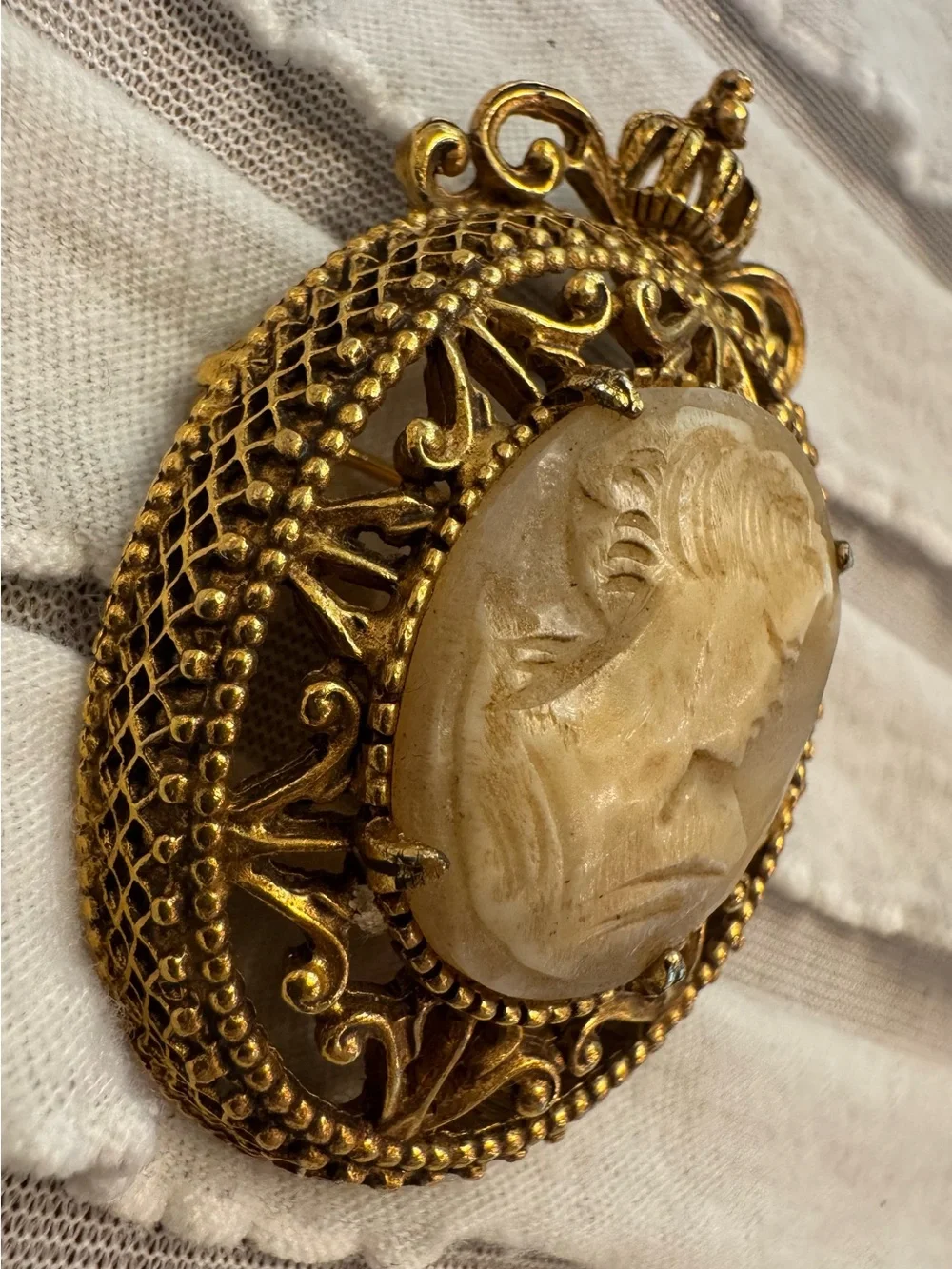 Vintage Signed FLORENZA Crown Cameo Brooch Pendant Gold Tone Ornate Filigree